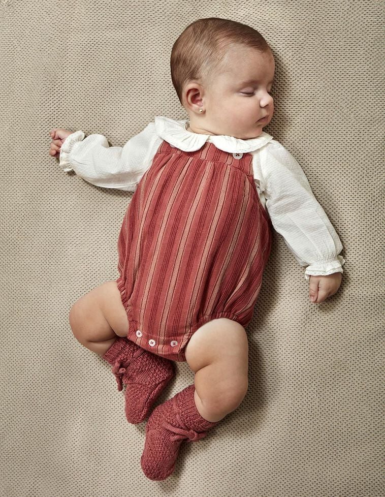 Camisa com gola redonda e acabamento em tiras bordadas brancas