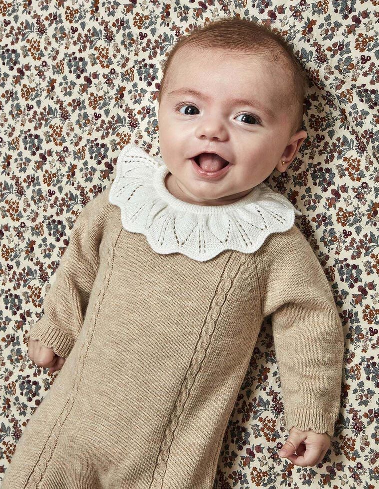 Macacão de lã com torcidos e gola de folho castanha clara