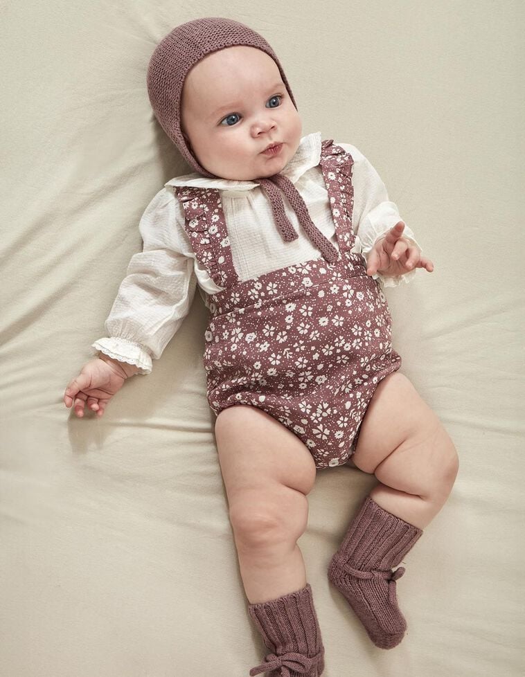 Macacão curto estampado com alças roxas