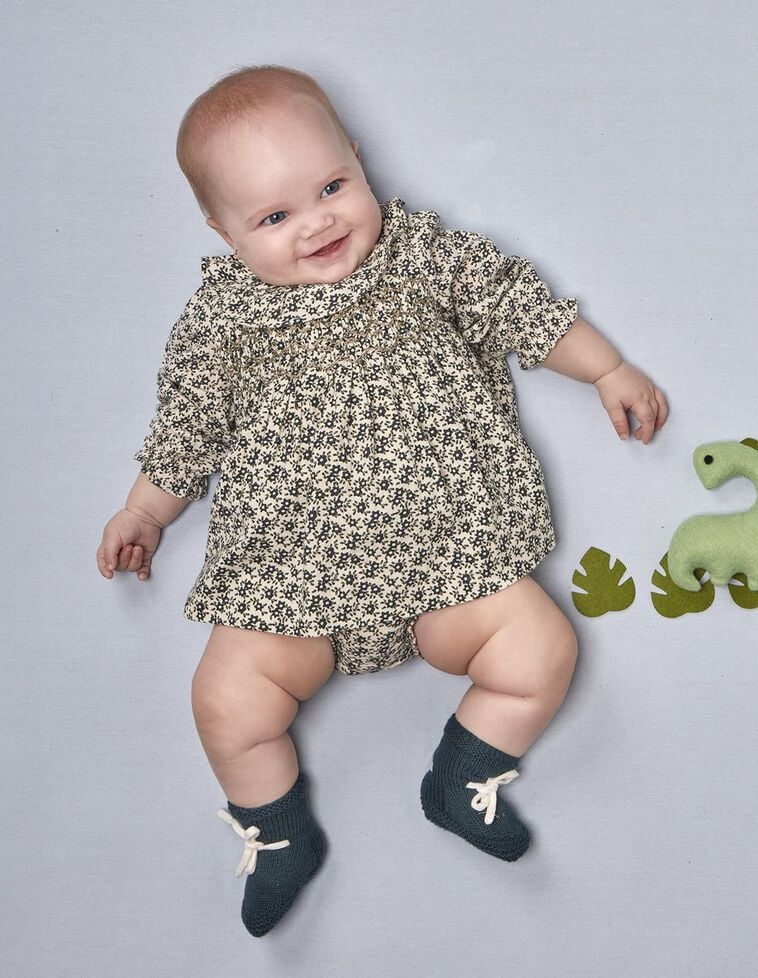 Vestido com florezinhas brancas