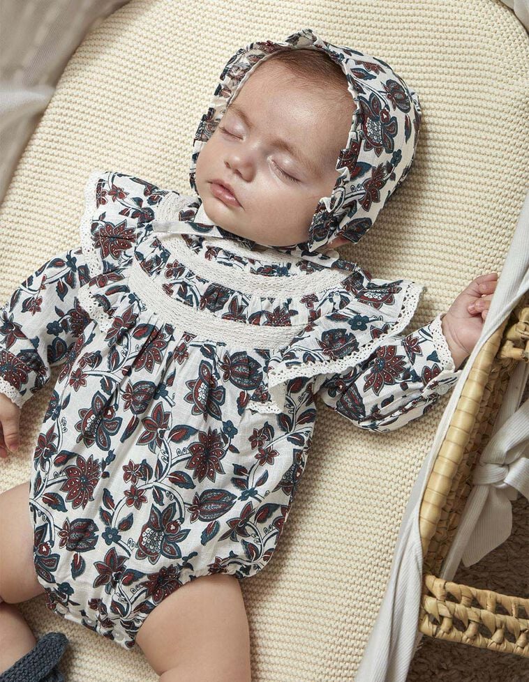 Conjunto de macacão com capuz branco a condizer