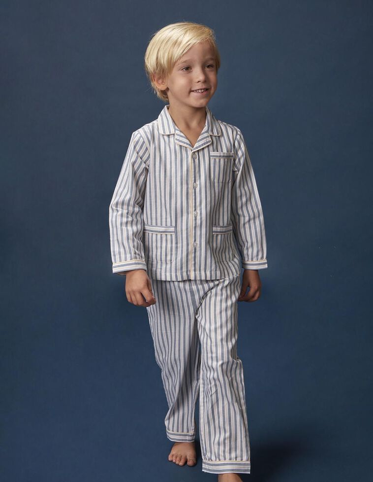 Pijama às riscas com contraste branco