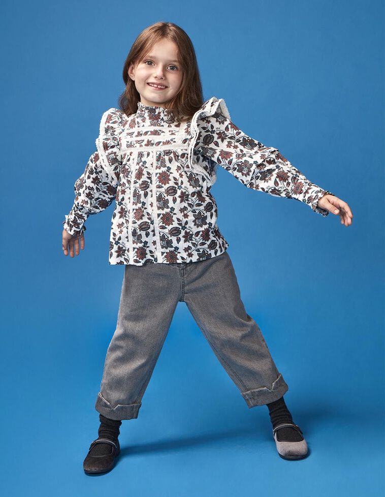 Blusa floral com folhos e tiras bordadas branco