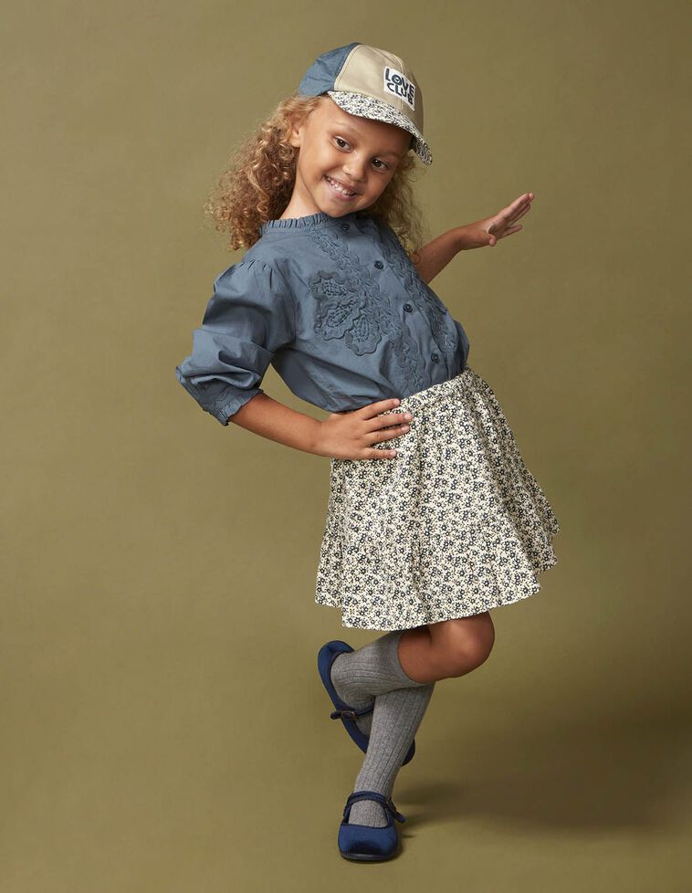 Saia curta com florezinhas brancas