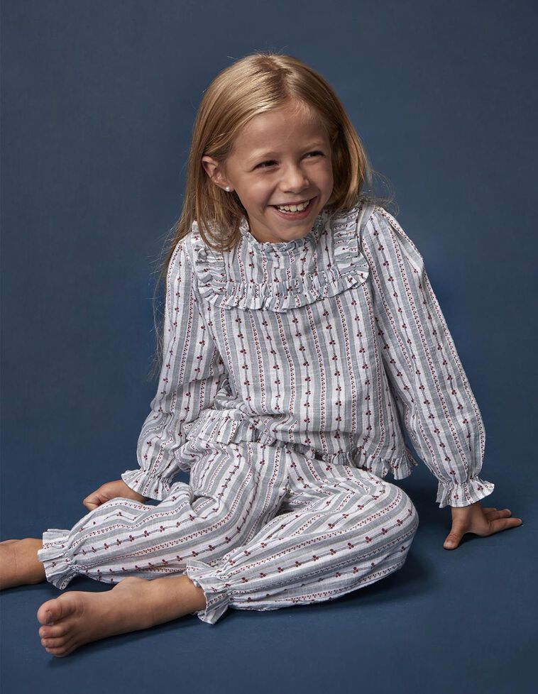 Pijama estampado com riscas e flores brancas