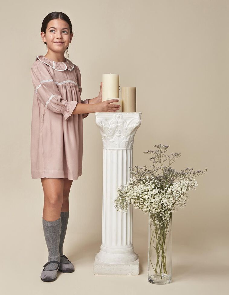 Vestido com tiras bordadas lilás