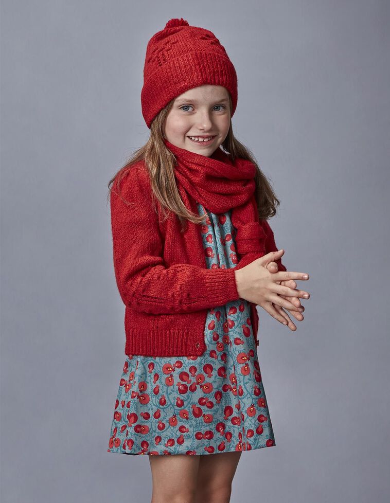 Gorro vermelho com aberturas