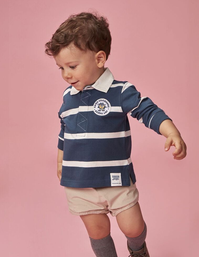 Polo às riscas com remendo gráfico azul