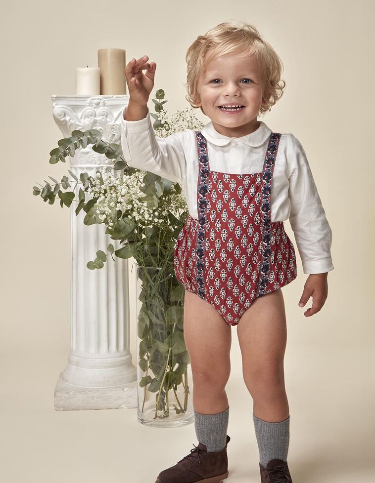 Macacão estampado com flores e alças em cor de vinho