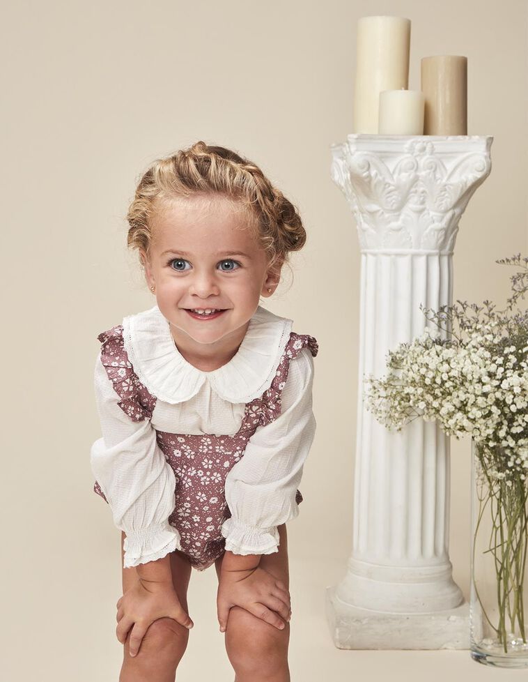 Camisa com gola bebé e acabamento em tiras bordadas brancas