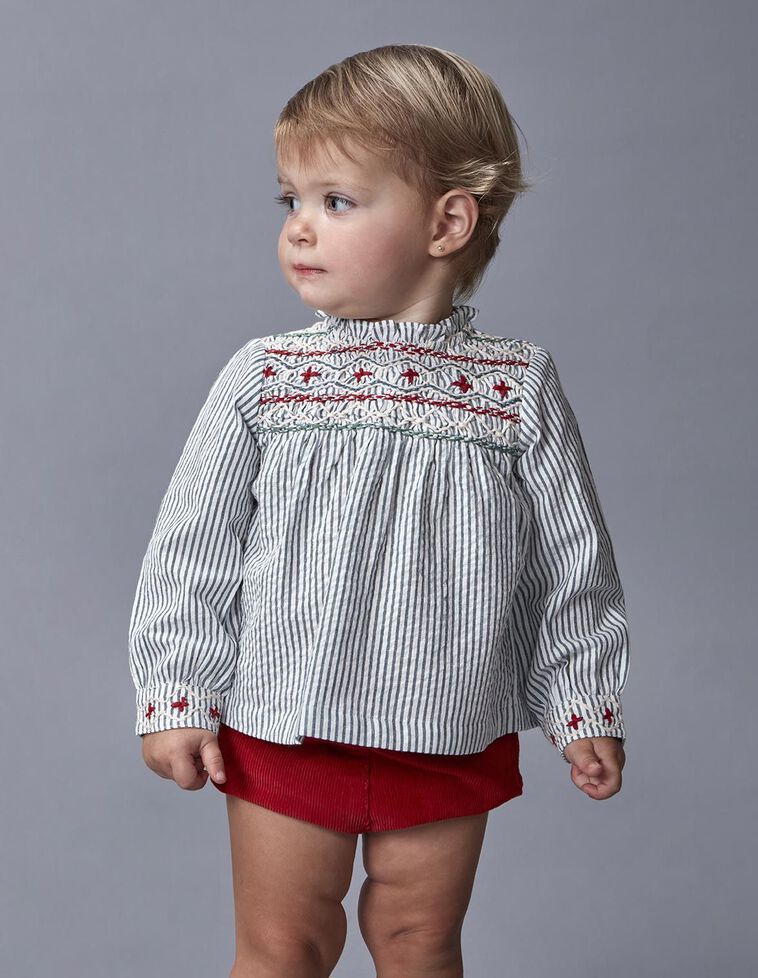 Blusa com ninho de abelha feito à mão azul claro