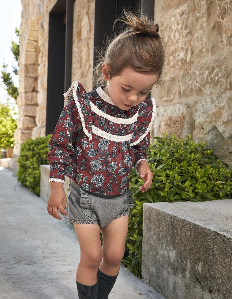 Blusa com tiras bordadas em granada