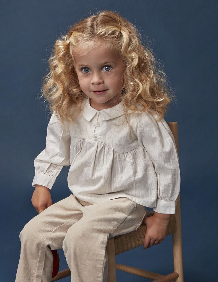 Blusa com canesú especial com folhos brancos