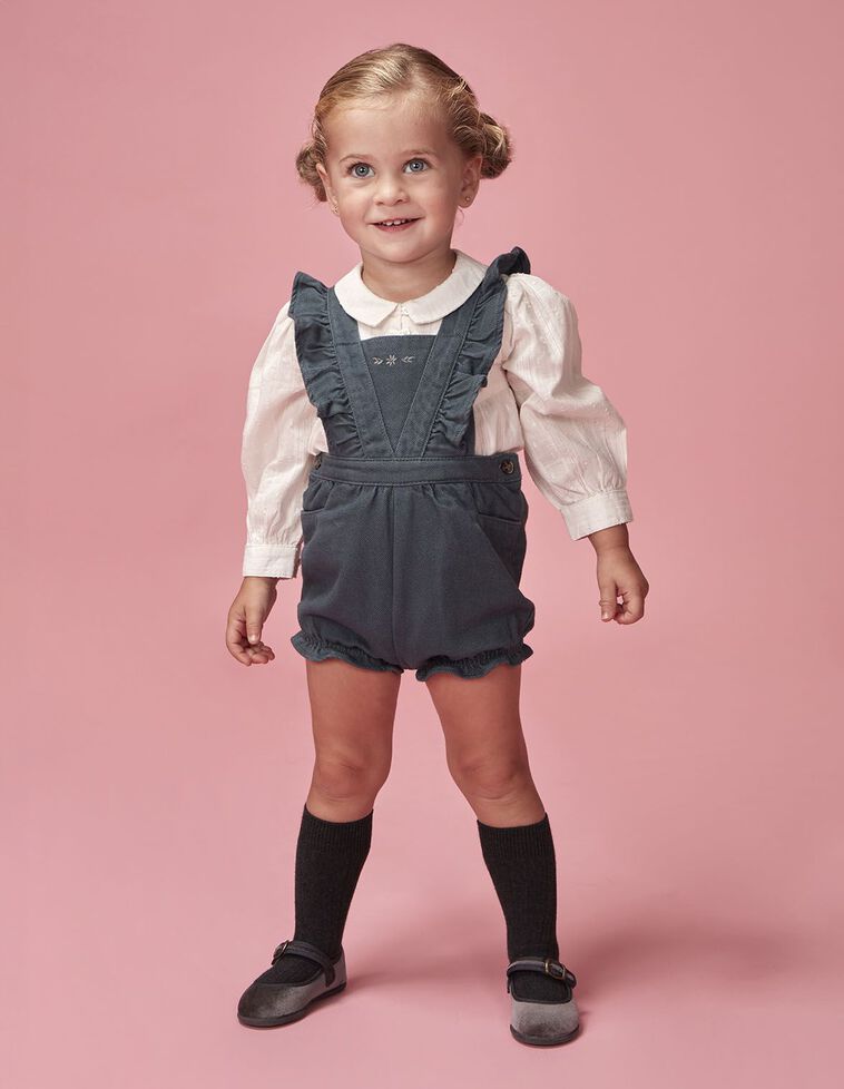 Macacão curto às riscas com folhos azul claro