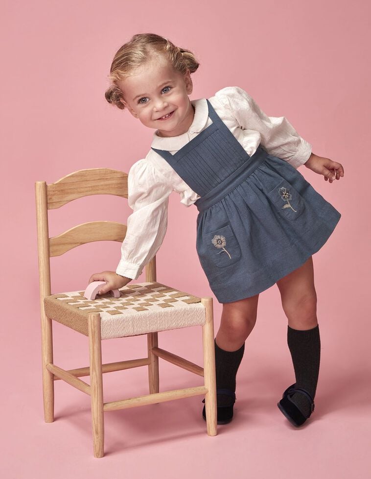 Vestido jardineira com fitas e bolsos bordados verde-petróleo