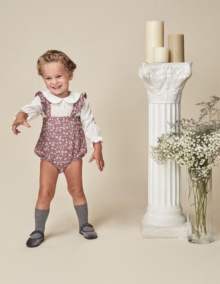 Macacão estampada com alças roxas