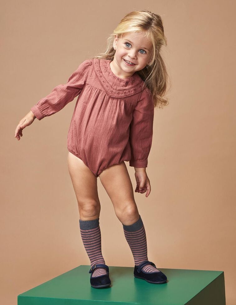 Macacão com gola babete vermelha