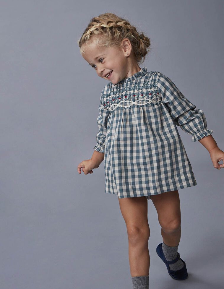 Vestido xadrez com bordado verde