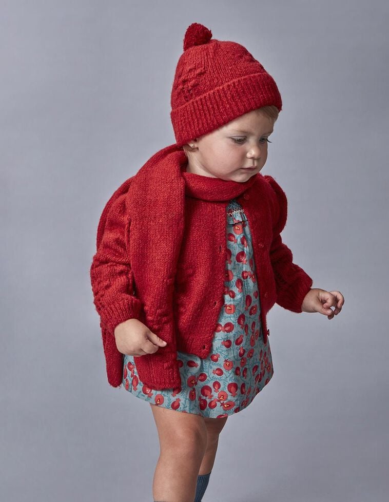 Cachecol vermelho com aberturas