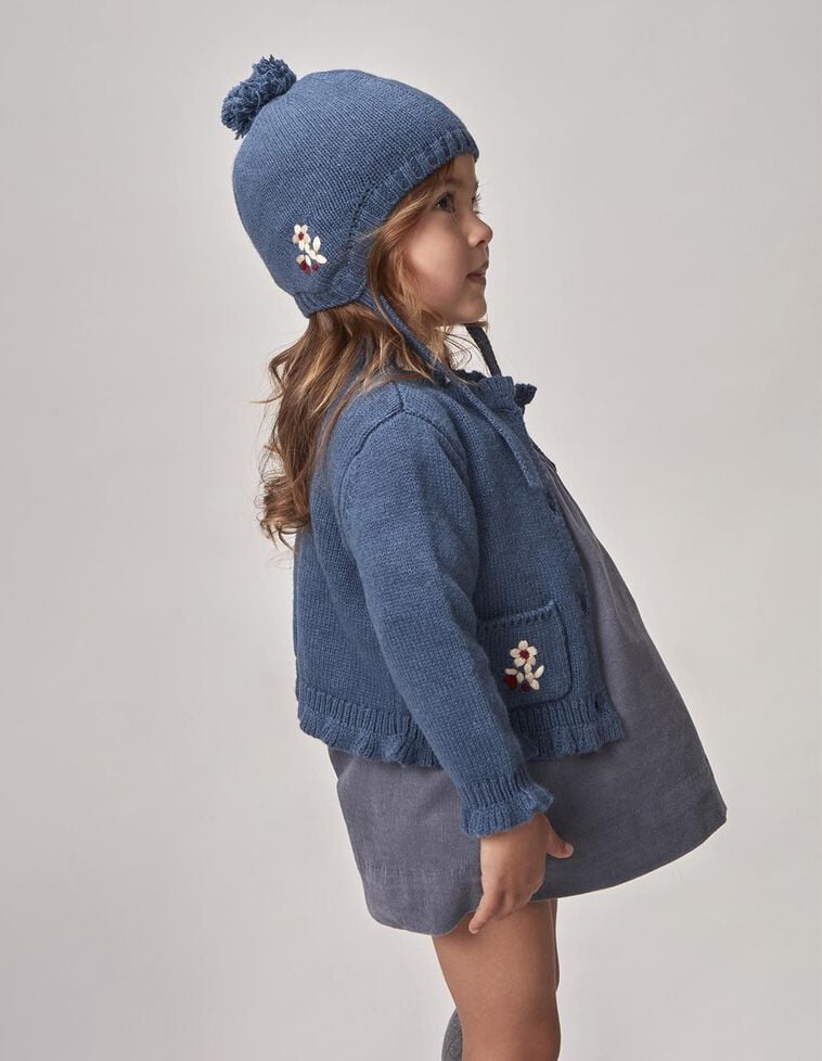 Capuz com lã e bordado azul